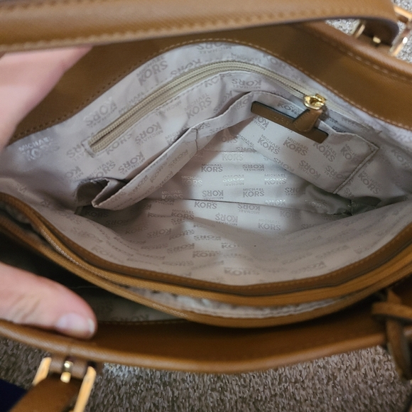 Michael Kors Jet Set fuchsia multi pocket shoulder bag purse with charm - Picture 3 of 5